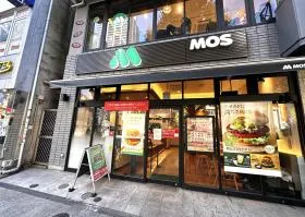 中央通り沿いを直進、モスバーガーを通過する