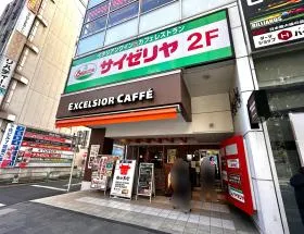 エクセルシオールカフェ、サイゼリヤが入ったビルを通過、少し直進すれば当ビル着