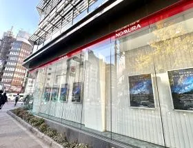 E2出入口近くに野村證券新宿支店があるので通過