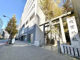 靖国通りに出るので花園神社、ファミリーマートを右にして直進すると当ビル着