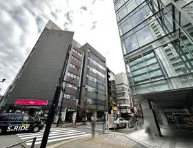 出入口前の横断歩道で反対側に渡る