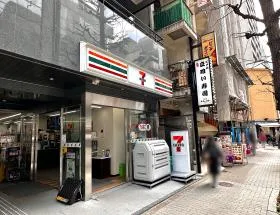 セブンイレブンを通過、もう少し直進すれば当ビル着
