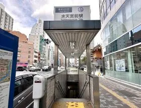 出入口6から地上に出る