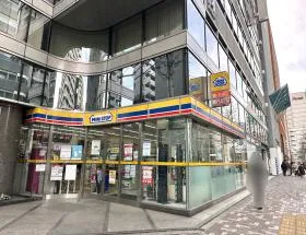 新大橋通り沿いを直進し、途中のミニストップを通過する