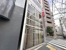 郵便局の所で左に曲がれば当ビル着
