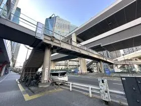 出入口の隣にある歩道橋で反対側に渡る
