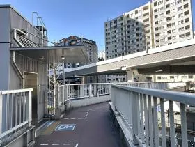 歩道橋の先まで進み、エレベーターもしくは階段で下に降りる