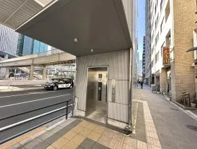 エレベーター、階段で下に降りたらすぐ近くに当ビルがある