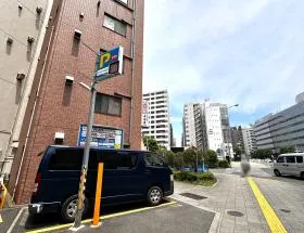 出入口近くにある駐車場（パークプラザ）を通過し、左に曲がる