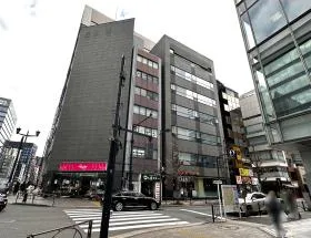 出入口の前にある横断歩道を渡り右に進む