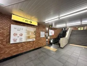 A5出入口へのエスカレーターと階段