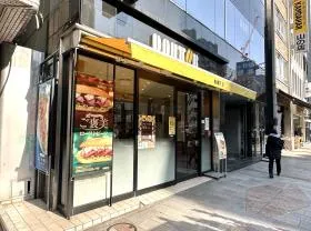 出入口の隣にあるドトールコーヒーを通過し、少し直進すれば当ビル着