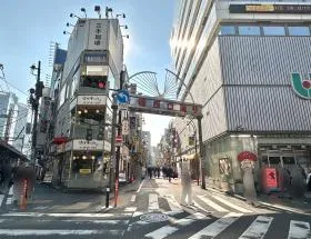 烏森口のすぐ近くにある新橋西口通りを突き当たるまで直進する