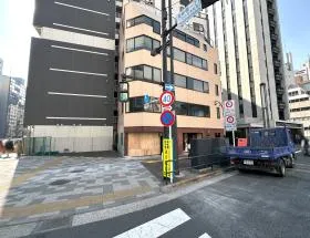 突き当り（新虎通り）に出たら横断歩道で反対側に渡り右に進む
