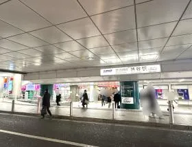 京王井の頭線西口からもアクセスしやすい(西口の反対側に進む)