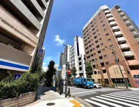 ローソンを通過し、清洲橋通り沿いを直進する