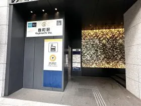 エレベーター口から地上に出る