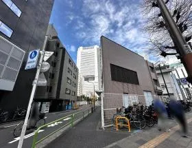 出入口の隣にある道に入り、左への細い道を進めば当ビル着
