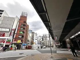 南口の前にある横断歩道で反対側に渡る