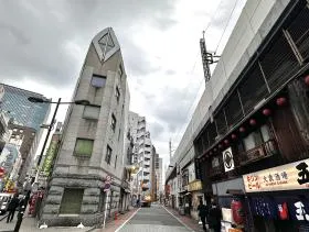 高架沿いの細い道に入る