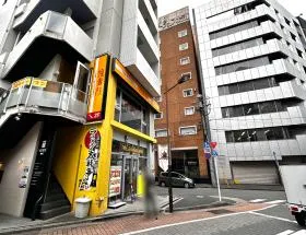 高架沿いの細いを進み、左に曲がれば当ビル着