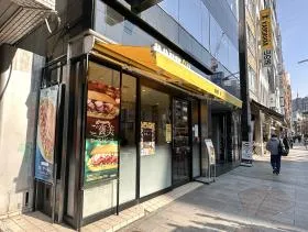 出入口の隣にあるドトールコーヒーを通過、直進する