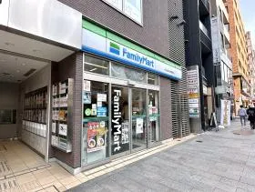 ファミリーマートを通過したら左に曲がり、直進していけば当ビル着