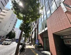 地上に出たら右に進み、靖国通りを目指す