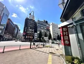 野村證券を通過、右に曲がれば当ビル着