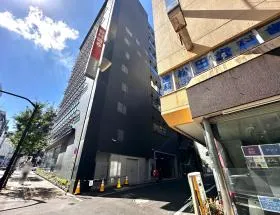 野村證券を通過せず、手前で右に曲がれば当ビルの裏側に着く