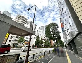 日比谷通り沿いを直進する(新橋駅方面)