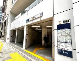 出入口6から地上に出て右に進む