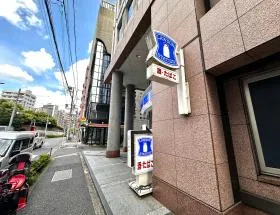 ローソンを通過、横断歩道の手前で右に曲がれば当ビル着