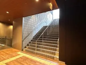 出入口近くの階段