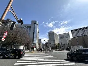 出入口の前にある横断歩道を渡り直進する