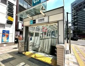 出入口3から地上に出る