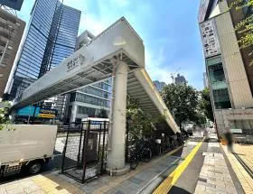 歩道橋を通過する