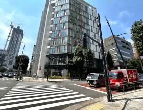 横断歩道を渡り、外苑西通り沿いを右に進めば当ビル着