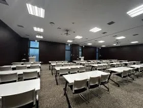 明治薬科大学 剛堂会館の外観