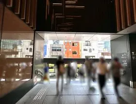 下へ降りる（左が階段、右がエスカレーター。階段の方が近い）