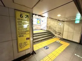 出入口6を目指す