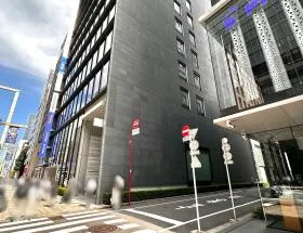 みずほ銀行の手前で右に曲がり、細い道を直進すれば当ビル着